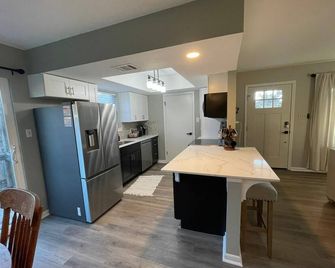 Modern 2-bedroom townhome with fenced yard in welcoming Taylor - Taylor - Kitchen