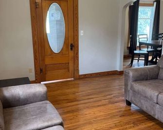 The Spruce House Family 4br 2 Bath Great Location in Ogallala Close to Lake Mcconaughy - Ogallala - Вітальня