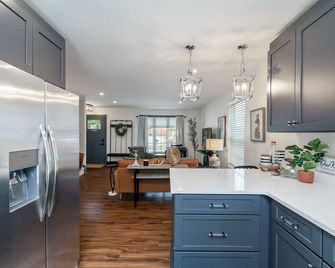 New, charming 3-bedroom townhome with WiFi and all amenities! - Powell - Kitchen