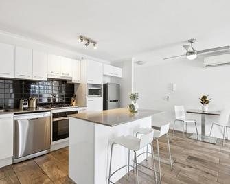 Bright Inner-City 1-Bed with Spacious Balcony - Brisbane - Kitchen