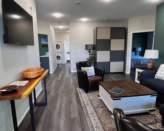 Cozy Country Bungalow about 5 minutes from Sylvan Lake! - Sylvan Lake - Obývací pokoj