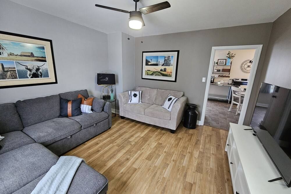 High End Apartment with Farmhouse Charm in the Centre of Kapuskasing - Kapuskasing - Wohnzimmer