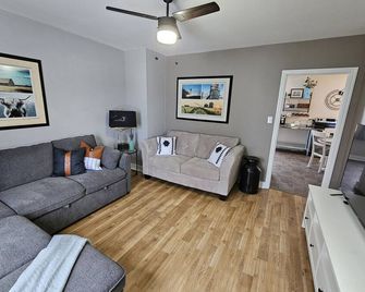 High End Apartment with Farmhouse Charm in the Centre of Kapuskasing - Kapuskasing - Wohnzimmer