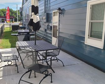 4th St Studio- Weekly/ Monthly Discounts! Travelers and Contractors Welcome! - Mount Vernon - Patio