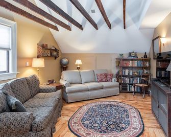 Spacious 2 Bedroom in 1910 Tudor House - Rochester - Living room