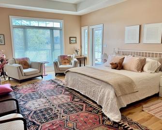 The Four Seasons is a spacious retreat to gather with family and friends. - Tweed - Bedroom