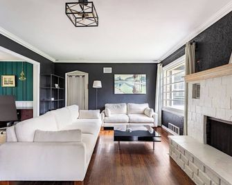 Comfy, quiet & private 2BR home. - Mission - ห้องนั่งเล่น