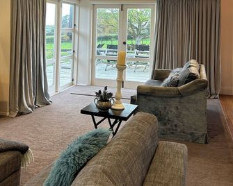 Trissaro Lodge Farm House - Tamahere - Вітальня