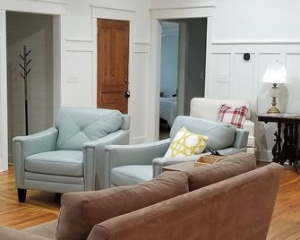 Historic Cottage with Private Pool, Firepit, Walk to Village - Pinehurst - Вітальня