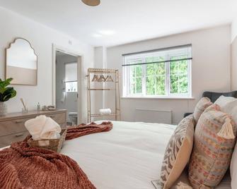 Stylish 6-BR Getaway in Quiet Mildenhall Area! - Mildenhall - Bedroom