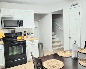 Sun Family Fun! Pool, Firepit, Gameroom Tampa area - Seffner - Кухня