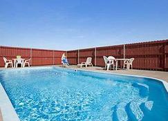 Super 8 by Wyndham Gainesville TX - Gainesville - Pool