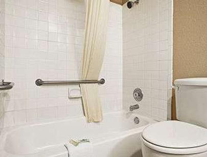 Super 8 by Wyndham Gainesville TX - Gainesville - Bathroom