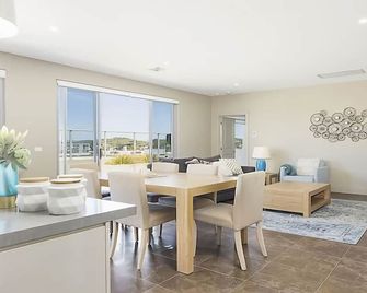 Salt 17 spacious 3BR luxury Penthouse - Sorrento - Dining room