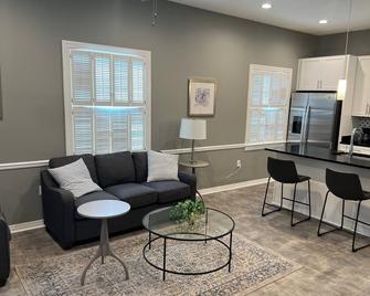 New, 1 BR Executive Apartment in Downtown Pascagoula - Pascagoula - Living room