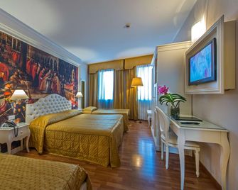 Hotel Al Vivit - Venice - Bedroom