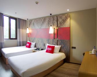 ibis Beijing Tiantandongmen Metro Station Hotel - Beijing - Bedroom