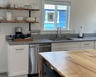 Poppies Coastal Cottage - Crescent City - Kitchen