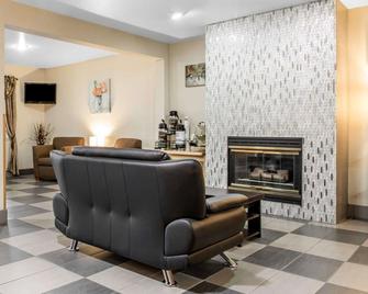 Quality Inn - Mauston - Living room