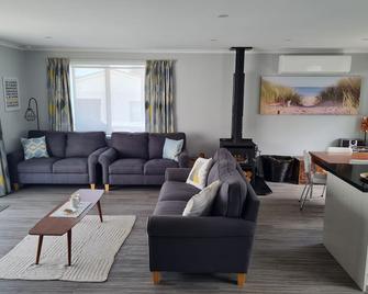 George's Post at Waitarere Beach - Levin - Living room