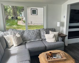 Honeymoon Suite on West Battle Lake •Sugar Sand Beach•Remodeled Cabin - Battle Lake - Living room