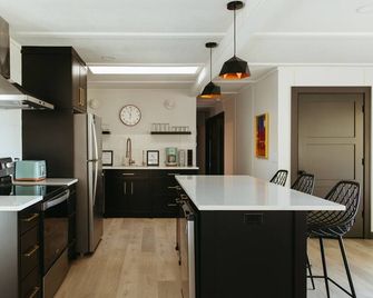 Mid Century Modern Lake House with Private Beach - Ellison Bay - Cocina