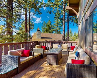 Stunning renovated chalet for monthly summer/ski lease - near Heavenly - South Lake Tahoe - Balkón