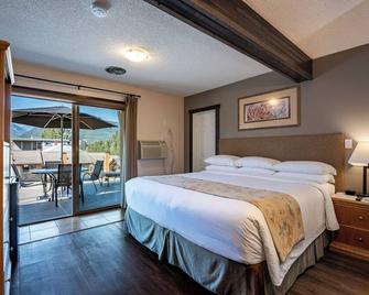 Swiss Chalet Motel - Revelstoke - Bedroom