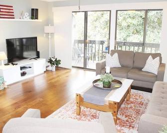 Beautiful, renovated ,clean 2BD,2BA condo in Pinehurst, Pool, Wifi , Cable etc - Pinehurst - Living room