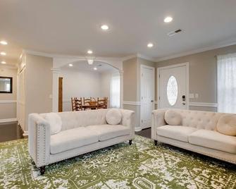 Prime & Lovely 6BR Home with Jacuzzi! W/D! - Nashville - Sala de estar
