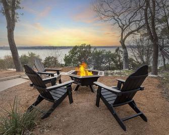 Stunning lake view, hot tub, game room - Belton - Patio