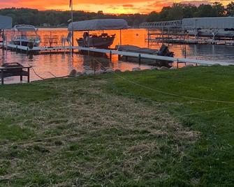 Snow Lake (Lake James Chain) 60 ft Lakefront, Sunset View - Easy access from 69 - Fremont - Gebäude