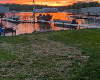 Snow Lake (Lake James Chain) 60 ft Lakefront, Sunset View - Easy access from 69 - Fremont - Building