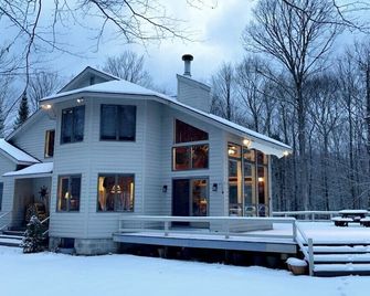 Bearfoot Camp~ Luxurious Home on 5 Private Acres - Old Forge - Gebäude