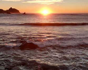 The Hideout - Crescent City - Beach