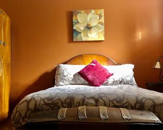 Mistiso's Place Vacation Rentals - Nelson - Bedroom