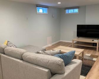 Family Friendly Raised Cape in the Center of Lenox Village - Lenox - Living room