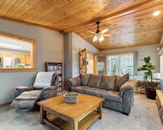 Lucky Loon Family Lodge - Shakopee - Living room