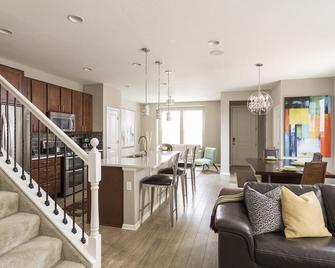 Modern, Stylish and Spacious Guest House in the Heart of Denver - אורורה - סלון