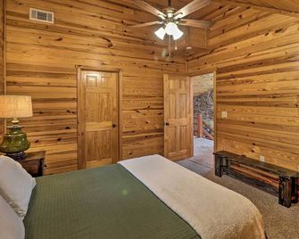 Piney Bluff Retreat with Mountain Views! - Mountain View - Chambre