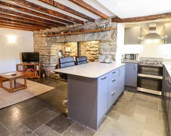 Cwm Yr Afon Cottage - Harlech - Kitchen