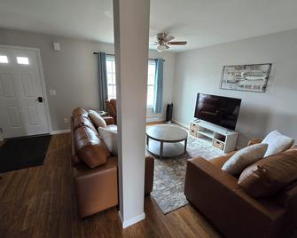 Acadia Villas! 7B Hunter's Way: A private neighborhood in the woods. - Trenton - Obývací pokoj