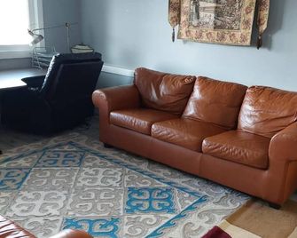3 minutes to the lake for. lower suite with separate entrance. - Chestermere - Salon