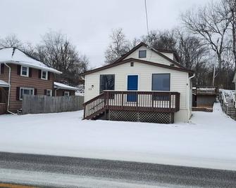 Charming, updated 3-bedroom cottage on Fine Lake - Battle Creek - Building