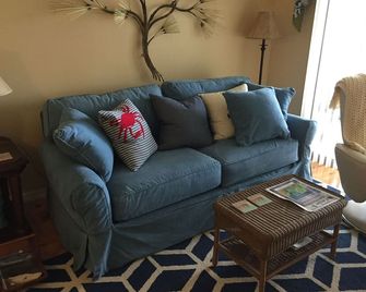 Studio Condo, just minutes from Charlotte Harbor and great island shopping! - Bokeelia - Living room