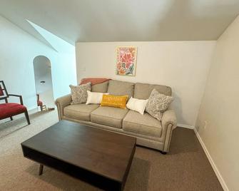 Ideal Retreat Near Ft Wood! - Waynesville - Living room