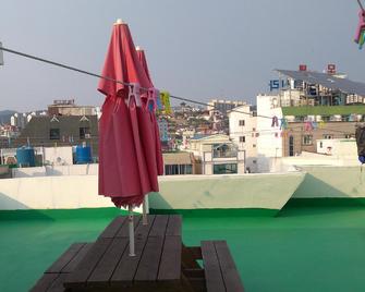 Mnb Guesthouse - Tongyeong - Balcón