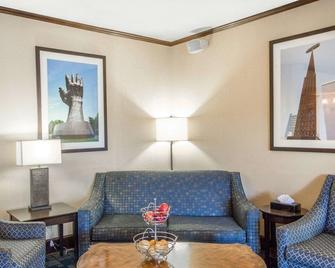 Quality Inn Tulsa-Downtown West - Tulsa - Sala de estar