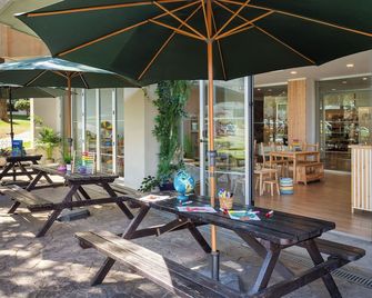 سول بويرتو مارينا - توريمولينوس - شرفة مرصوفة