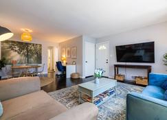 Mdrn Kid-Friendly Apt|charming|private|sunny|fast Wi-Fi| Parking - Evanston - Living room